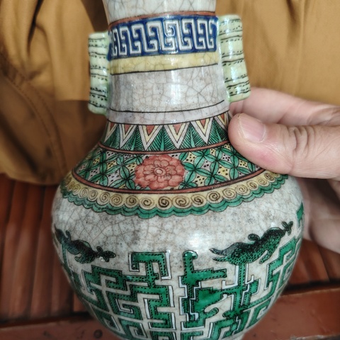 古玩陶瓷哥釉五彩拐子龍紋貫耳瓶真品鑒賞圖