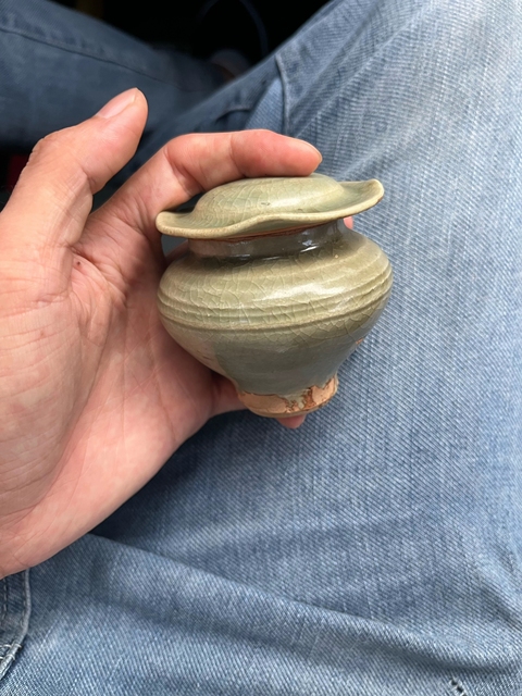 古玩陶瓷龍泉窯青釉蓋罐真品鑒賞圖