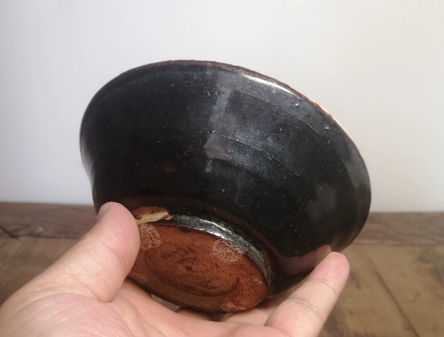 古玩陶瓷外黑內(nèi)白釉碗真品鑒賞圖