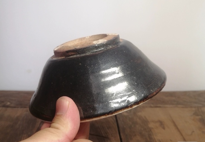 古玩陶瓷外黑內(nèi)白釉碗真品鑒賞圖