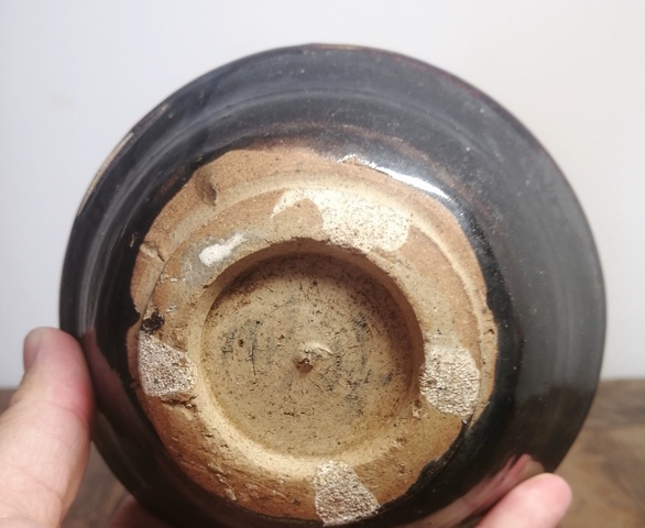 古玩陶瓷外黑內(nèi)白釉碗真品鑒賞圖