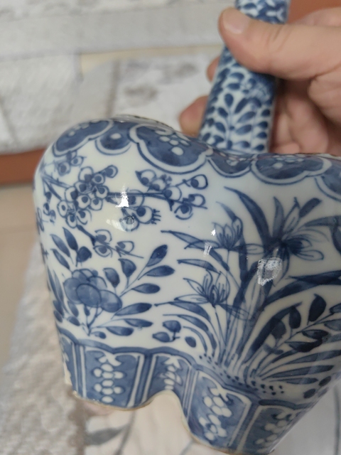 古玩陶瓷青花花卉五孔瓶真品鑒賞圖