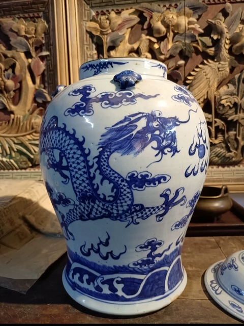 古玩陶瓷青花趕珠龍紋獅耳罐真品鑒賞圖
