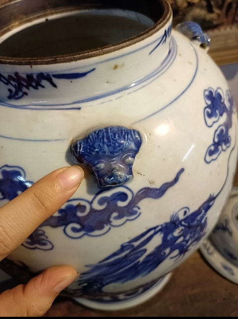 古玩陶瓷青花趕珠龍紋獅耳罐真品鑒賞圖