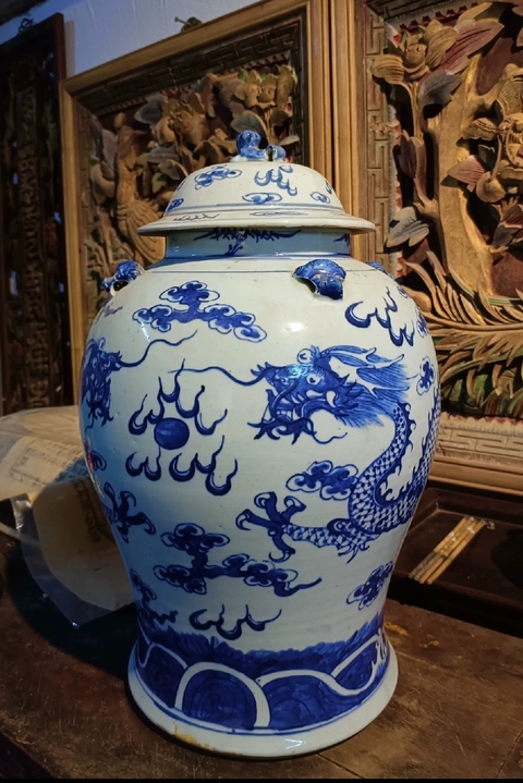 古玩陶瓷青花趕珠龍紋獅耳罐真品鑒賞圖