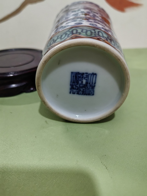 古玩陶瓷清中斗彩瓶真品鑒賞圖