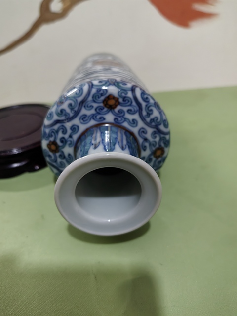 古玩陶瓷清中斗彩瓶真品鑒賞圖