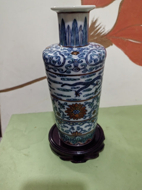 古玩陶瓷清中斗彩瓶真品鑒賞圖