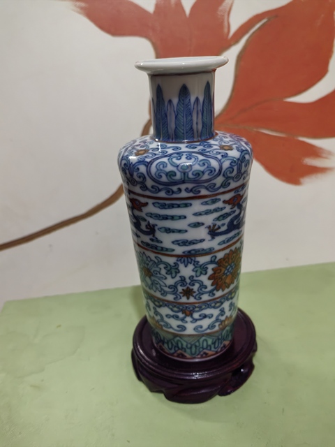 古玩陶瓷清中斗彩瓶真品鑒賞圖