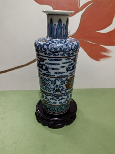 古玩陶瓷清中斗彩瓶真品鑒賞圖
