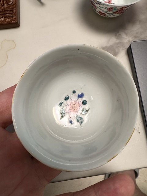 古玩陶瓷粉彩蝶戀花紋茶杯真品鑒賞圖
