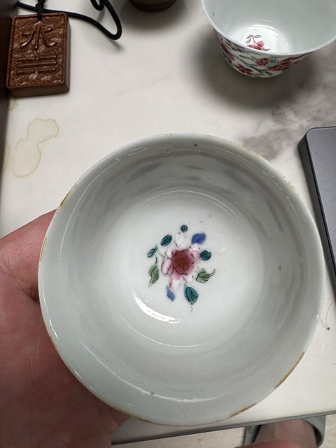 古玩陶瓷粉彩蝶戀花紋茶杯真品鑒賞圖