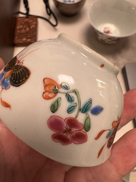 古玩陶瓷粉彩蝶戀花紋茶杯真品鑒賞圖