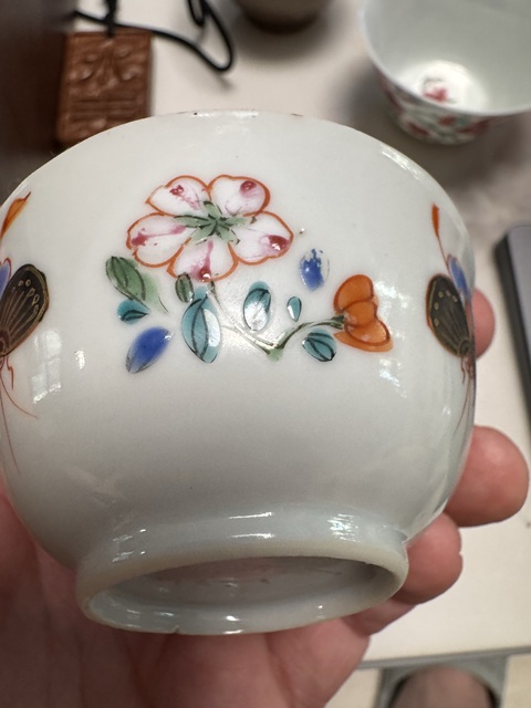 古玩陶瓷粉彩蝶戀花紋茶杯真品鑒賞圖