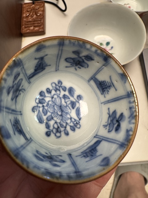 古玩陶瓷紫金釉青花花卉紋杯真品鑒賞圖