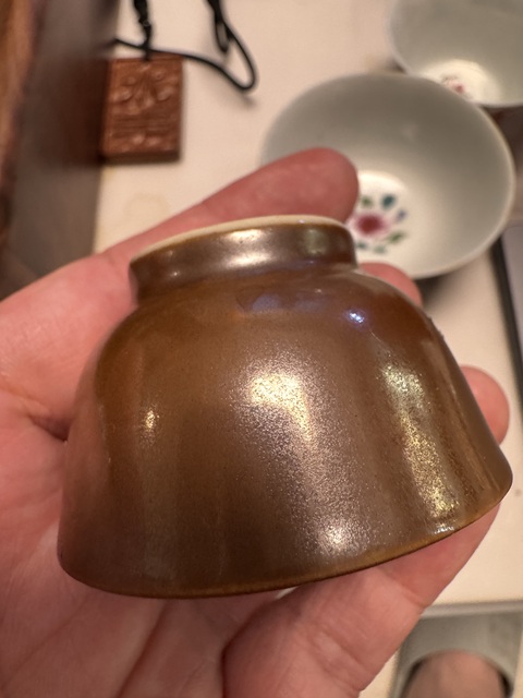 古玩陶瓷紫金釉青花花卉紋杯真品鑒賞圖