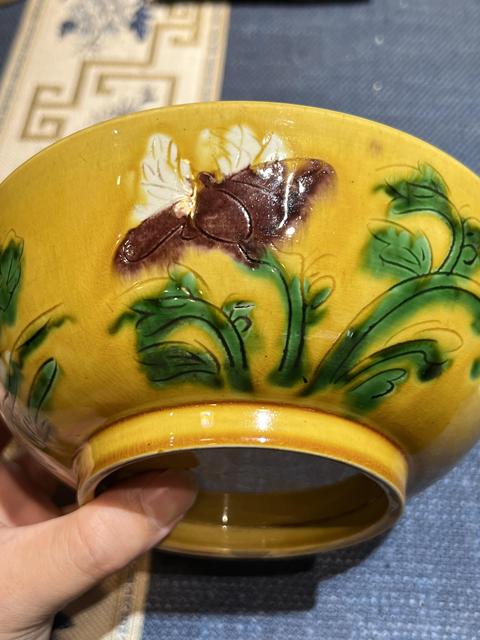 古玩陶瓷黃地素三彩刻花碗真品鑒賞圖