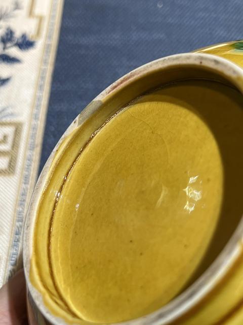 古玩陶瓷黃地素三彩刻花碗真品鑒賞圖