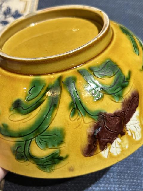 古玩陶瓷黃地素三彩刻花碗真品鑒賞圖