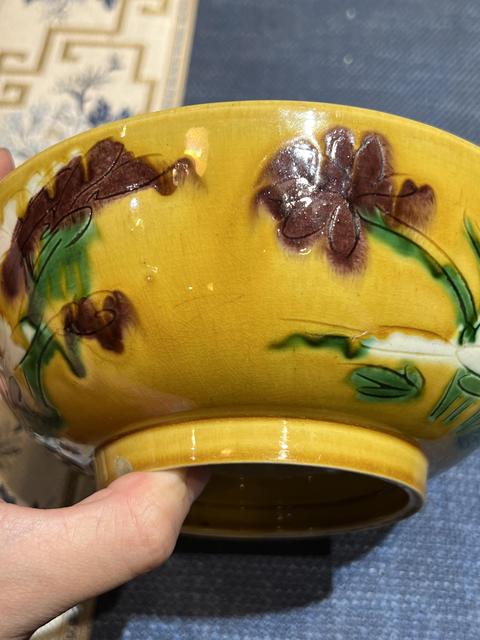 古玩陶瓷黃地素三彩刻花碗真品鑒賞圖