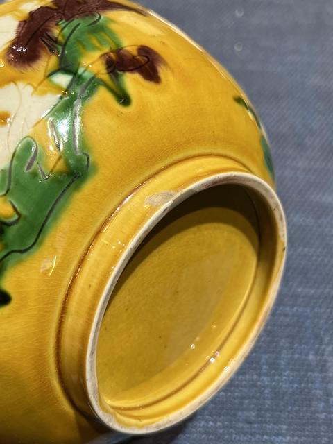古玩陶瓷黃地素三彩刻花碗真品鑒賞圖