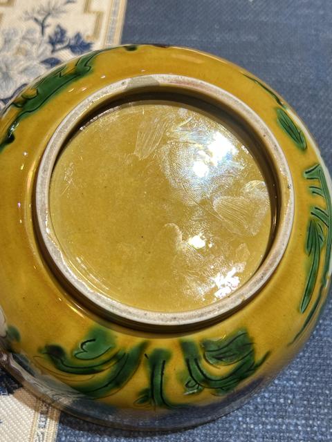古玩陶瓷黃地素三彩刻花碗真品鑒賞圖