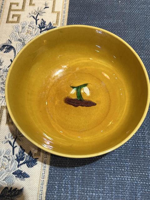 古玩陶瓷黃地素三彩刻花碗真品鑒賞圖