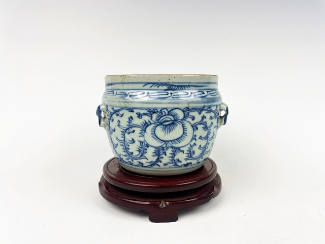 古玩陶瓷清中期·青花纏枝蓮雙耳罐拍賣(mài),當(dāng)前價(jià)格99元
