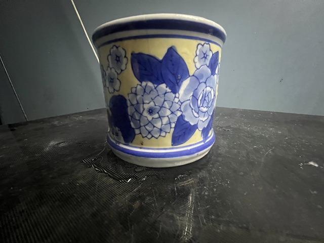 古玩陶瓷彩繪花卉筆筒真品鑒賞圖