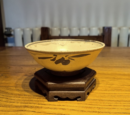 古玩陶瓷元白地褐彩花卉紋碗拍賣,當前價格68元