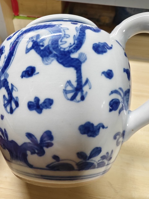 古玩陶瓷龍紋青花執(zhí)壺真品鑒賞圖
