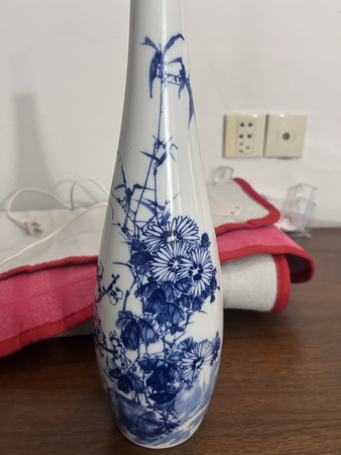 古玩陶瓷花卉紋青花瓶真品鑒賞圖