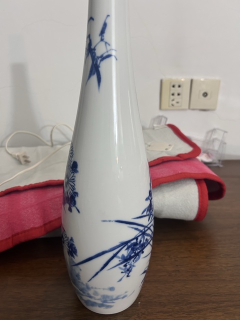 古玩陶瓷花卉紋青花瓶真品鑒賞圖