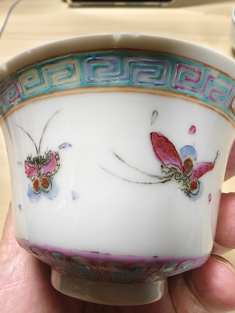 古玩陶瓷蝶紋粉彩杯真品鑒賞圖