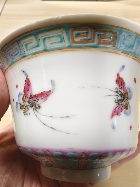 古玩陶瓷蝶紋粉彩杯真品鑒賞圖