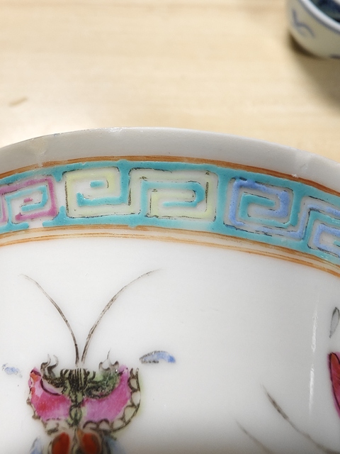 古玩陶瓷蝶紋粉彩杯真品鑒賞圖
