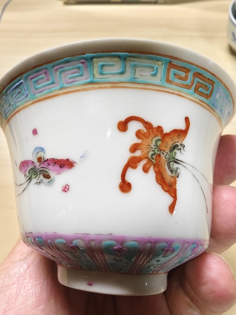 古玩陶瓷蝶紋粉彩杯真品鑒賞圖