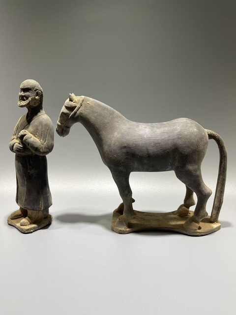 古玩陶瓷元·黑陶農(nóng)夫牽馬俑拍賣,當(dāng)前價格12000元