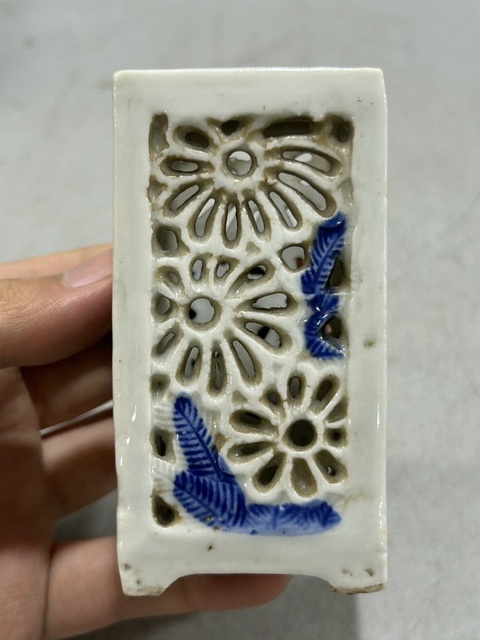 古玩陶瓷青花鏤空四方四足筆筒拍賣，當前價格199元