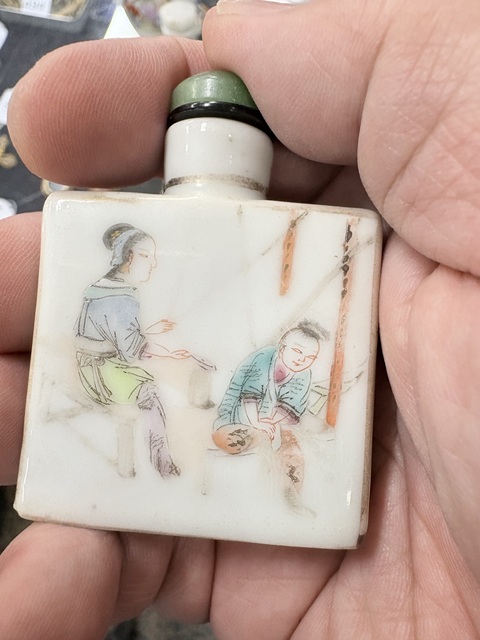古玩陶瓷粉彩三娘教子圖鼻煙壺真品鑒賞圖