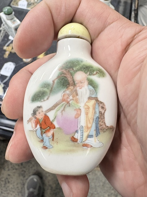 古玩陶瓷粉彩人物紋鼻煙壺真品鑒賞圖