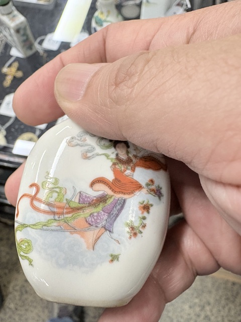 古玩陶瓷粉彩人物紋鼻煙壺真品鑒賞圖