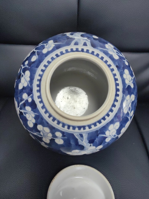古玩陶瓷青花留白冰梅紋蓋罐真品鑒賞圖