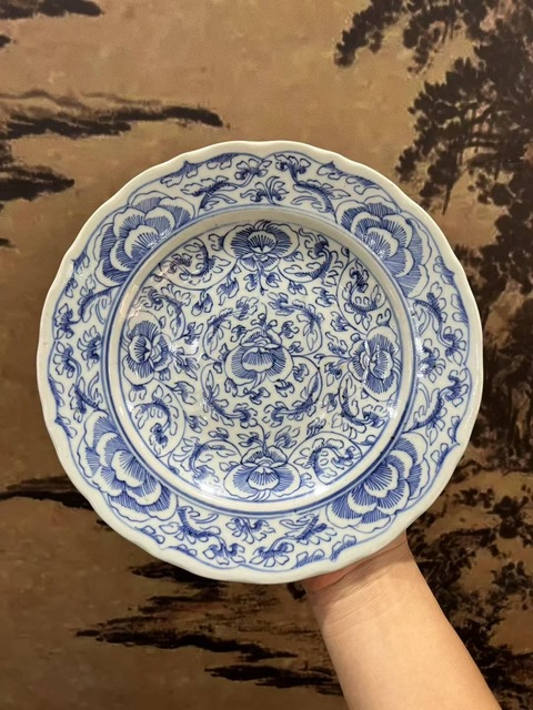 古玩陶瓷乾隆花卉紋青花盤真品鑒賞圖