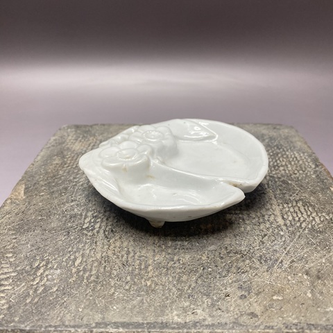 古玩陶瓷德化窯白釉桃型三足筆舔真品鑒賞圖