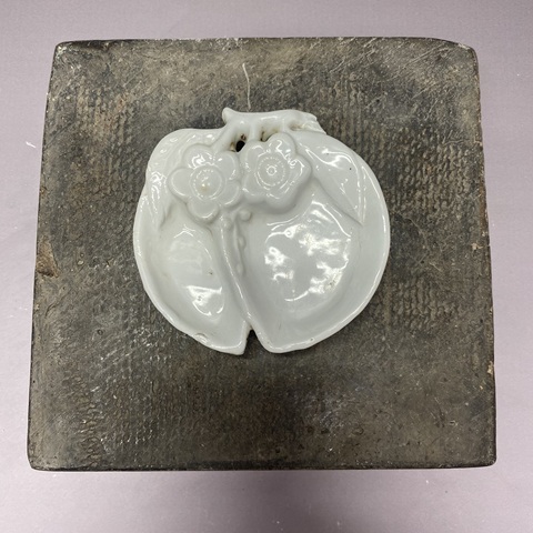 古玩陶瓷德化窯白釉桃型三足筆舔真品鑒賞圖