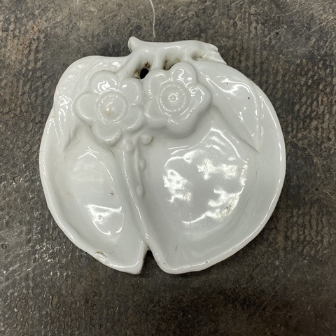 古玩陶瓷德化窯白釉桃型三足筆舔真品鑒賞圖