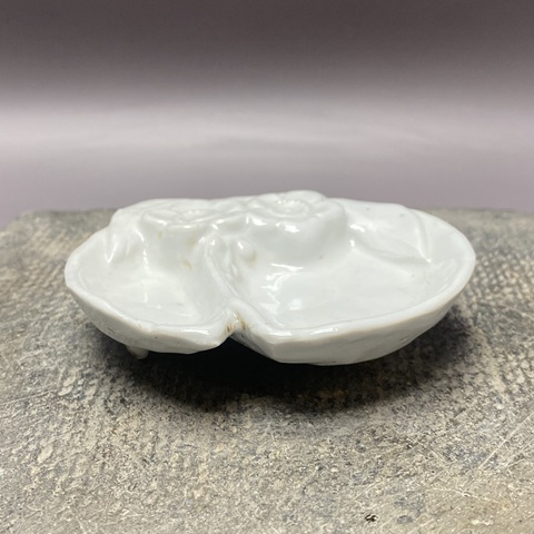 古玩陶瓷德化窯白釉桃型三足筆舔真品鑒賞圖