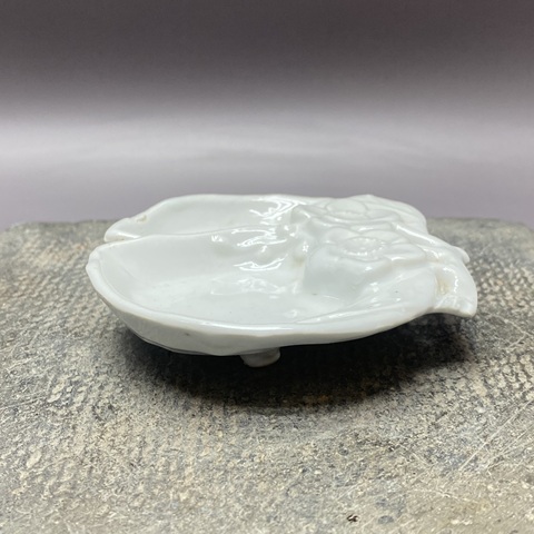 古玩陶瓷德化窯白釉桃型三足筆舔真品鑒賞圖
