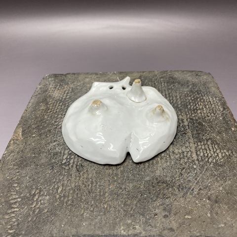 古玩陶瓷德化窯白釉桃型三足筆舔真品鑒賞圖